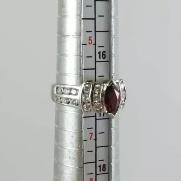 GARNET and CZ RING centerStunning GARNET and CZ stone marquise cut. 🤩.925 - Picture 5 of 6